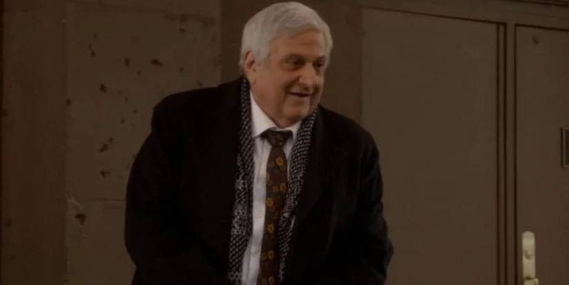 Sidney Greene (Michael Lerner) talking to someone in Glee.-1