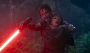 Qimir/Sith (Manny Jacinto) takes Mae (Amandla Stenberg) hostage while threatening Master Sol with his lightsaber in The Acolyte season 1 episode 5