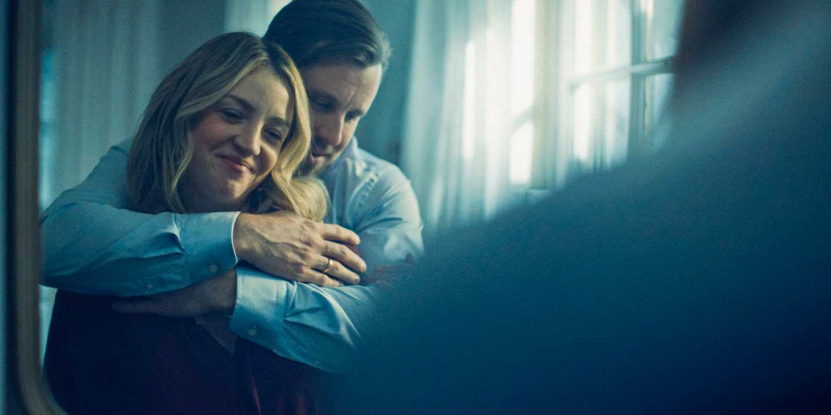 Pete (Chris Witaske) embracing Sugar (Abby Elliott) while they look at themselves in the mirror in The Bear Season 3 Episode 4