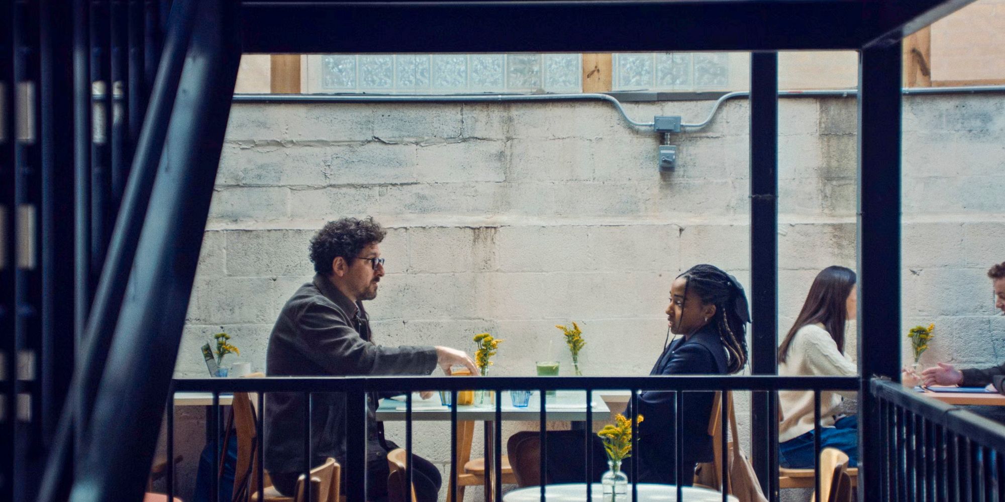 Shapiro (Adam Shapiro) and Sydney (Ayo Edebiri) having a chat in a coffee shop in The Bear Season 3 Episode 7