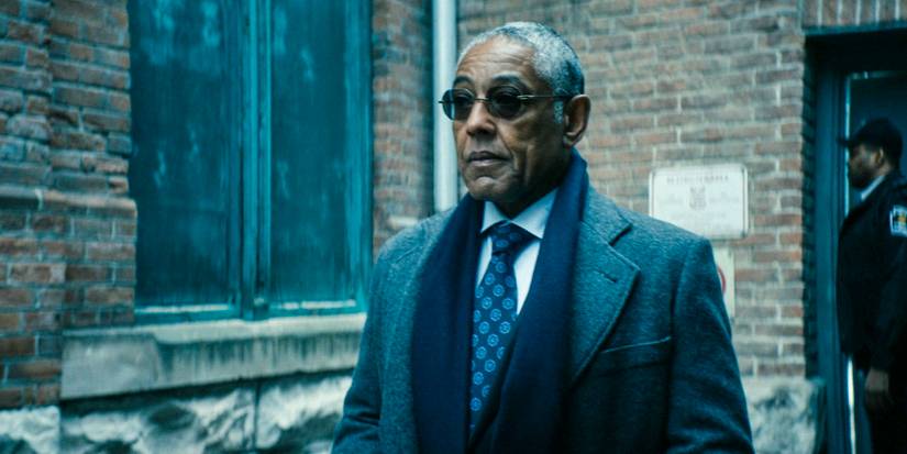 Stan Edgar (Giancarlo Esposito) de casaco e óculos escuros, saindo da prisão em The Boys temporada 4 episódio 5