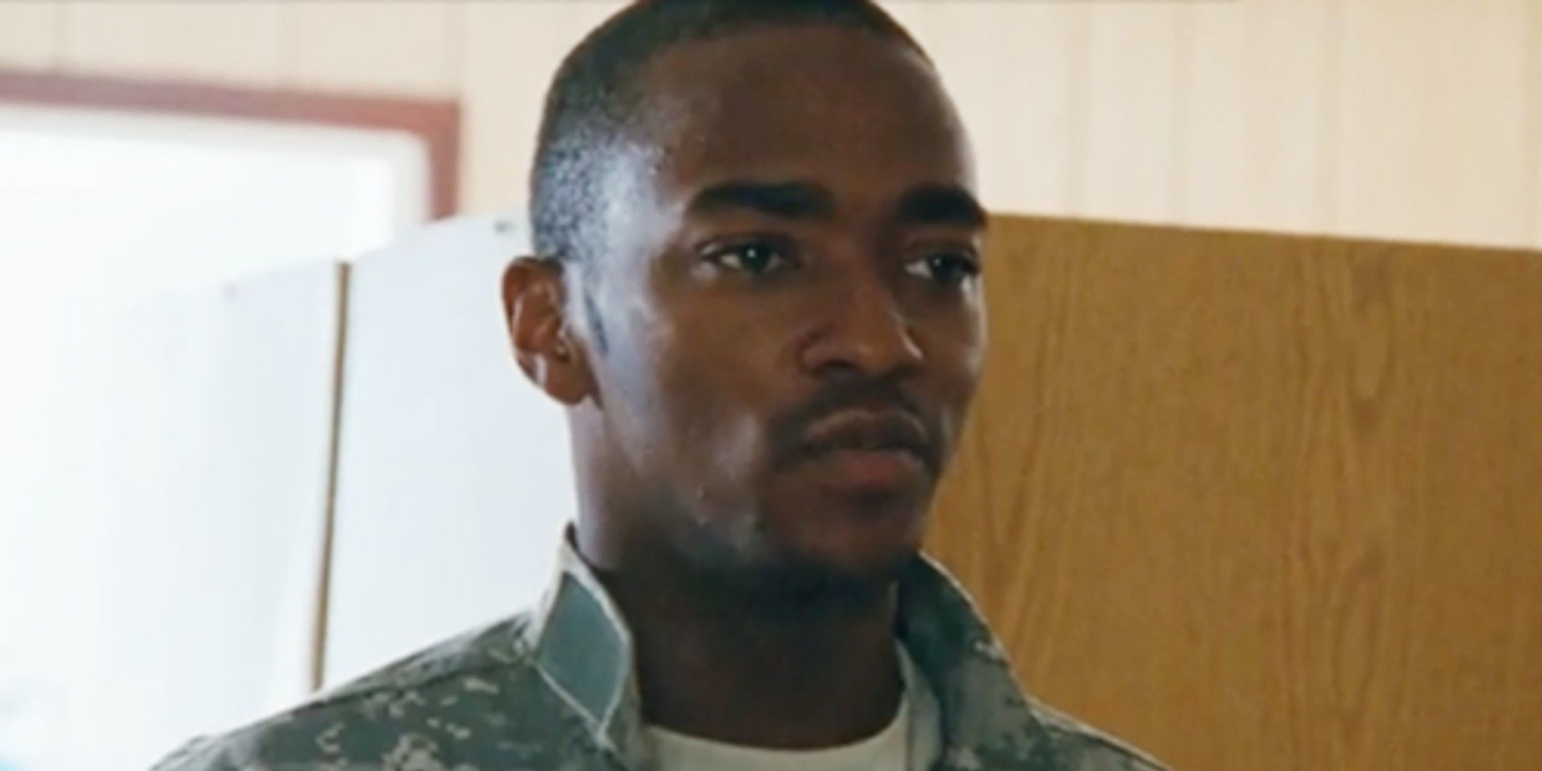 Anthony Mackie grinning in The Hurt Locker