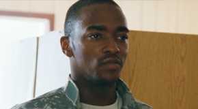 Anthony Mackie grinning in The Hurt Locker