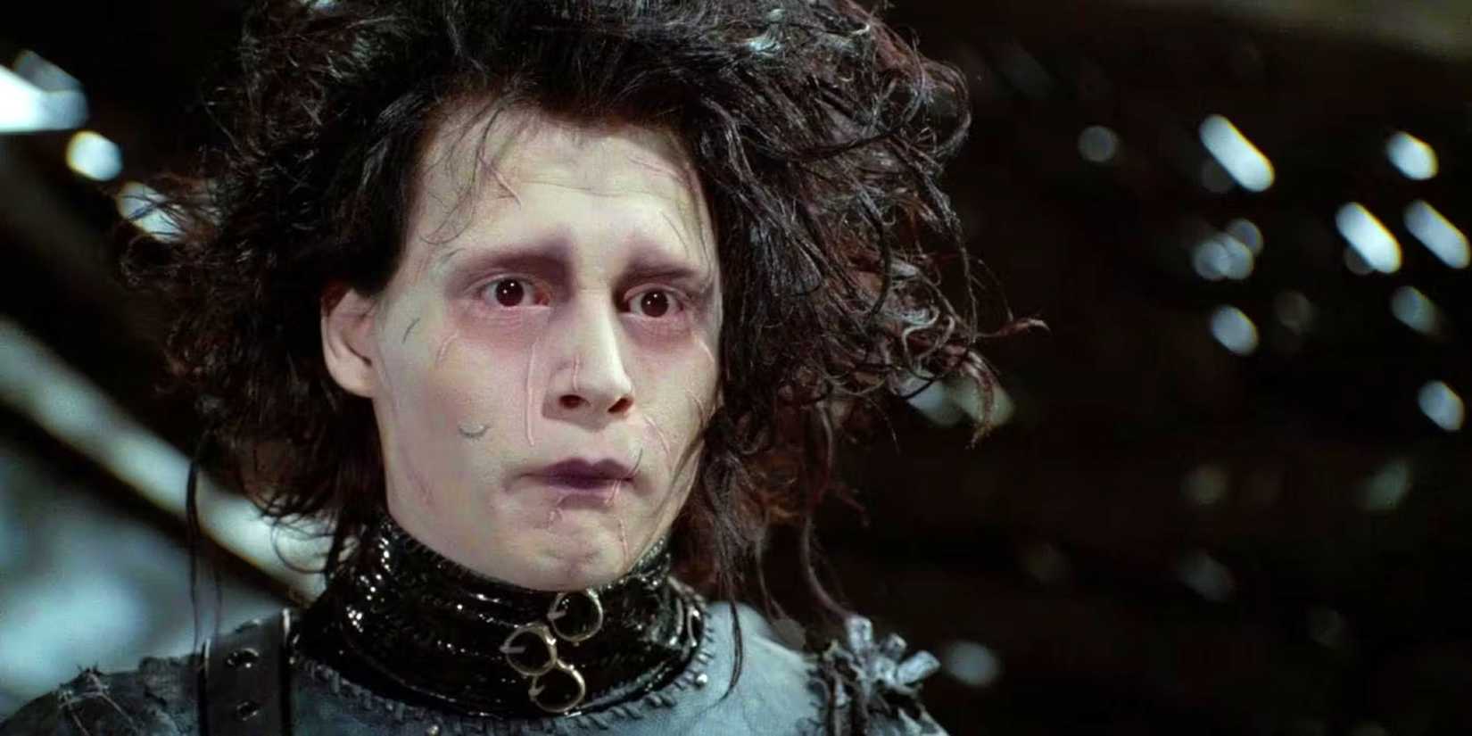 Um close de Johnny Depp como Edward Mãos de Tesoura, com um olhar triste