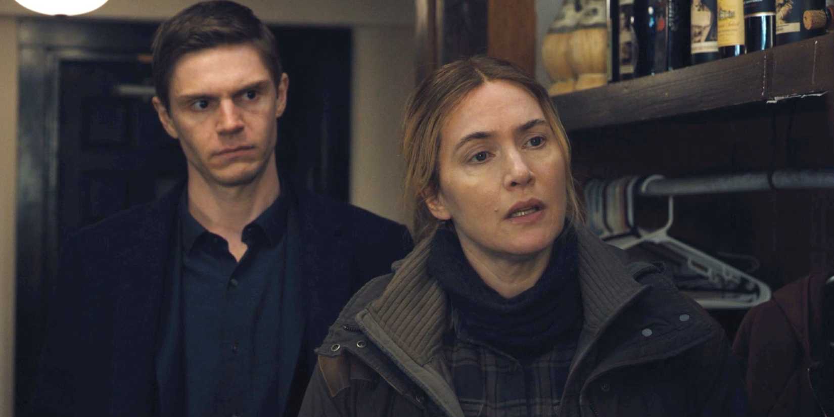 Kate Winslet e Evan Peters em Mare of Easttown.