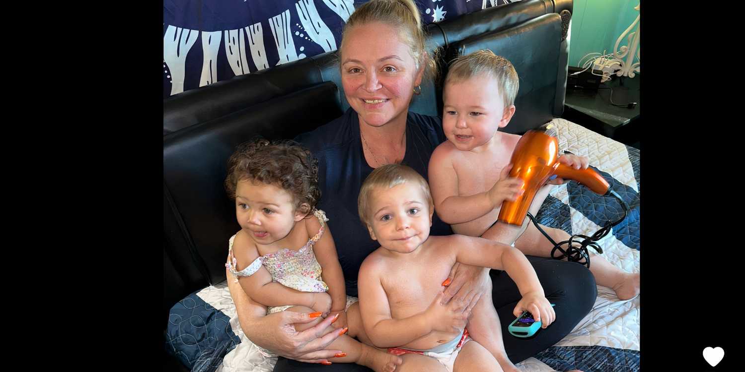 1000-lb Sisters Amanda Halterman, Gage Halterman, Glenn Halterman & a baby cuddled up together posing for a photo