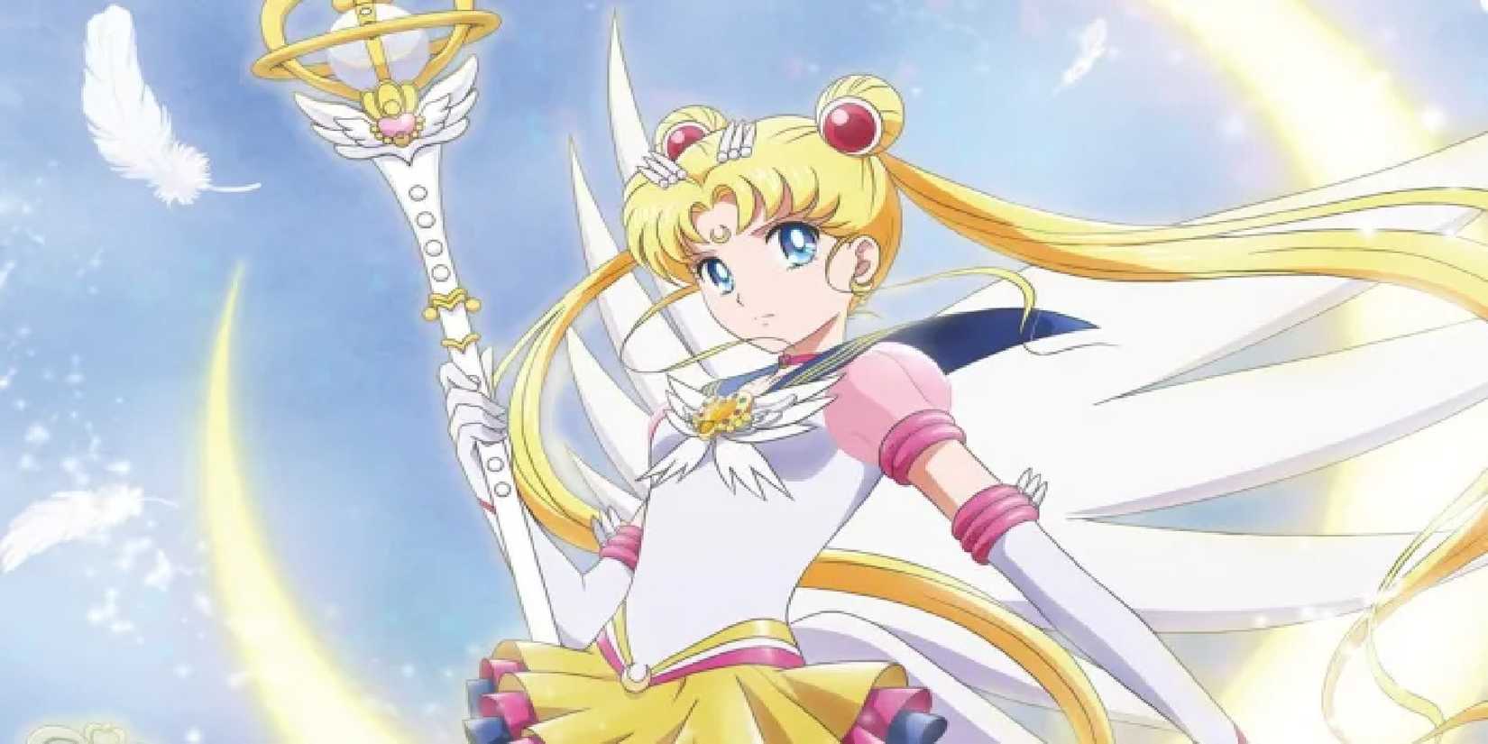10 Obras-Primas do Anime Clássico Que as Séries Modernas Nunca Vão Superar 6 Usagi de Sailor Moon segurando uma varinha com uma lua e penas fluindo atrás dela.