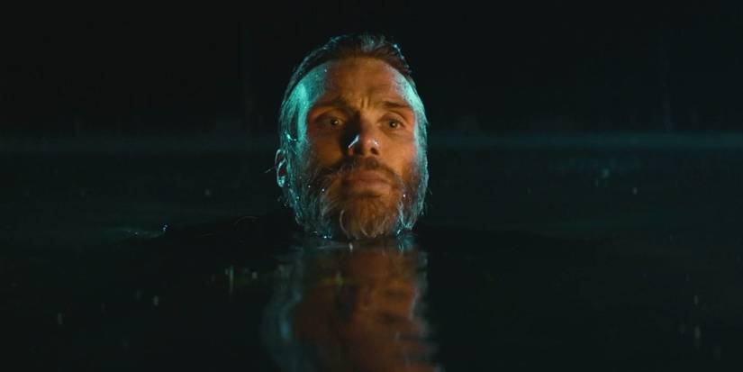 Cillian Murphy como Emmett em Um Lugar Silencioso 2, em cena na água.