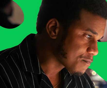 Персонаж из *Divorce in the Black* выглядит потерянным перед разбрызганной "Rotten Tomatoes"