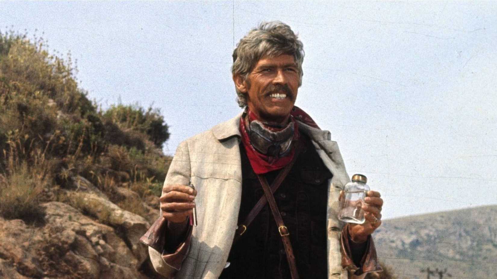 James Coburn sorrindo em A Fistful of Dynamite (1971)