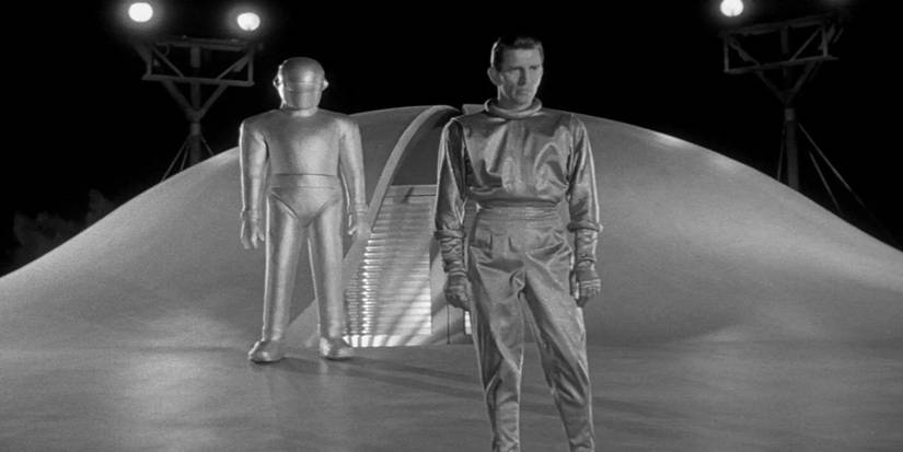 Gort, interpretado pelo ator Lock Martin, e Klaatu, interpretado pelo ator Michael Rennie, em O Dia em que a Terra Parou (1951)