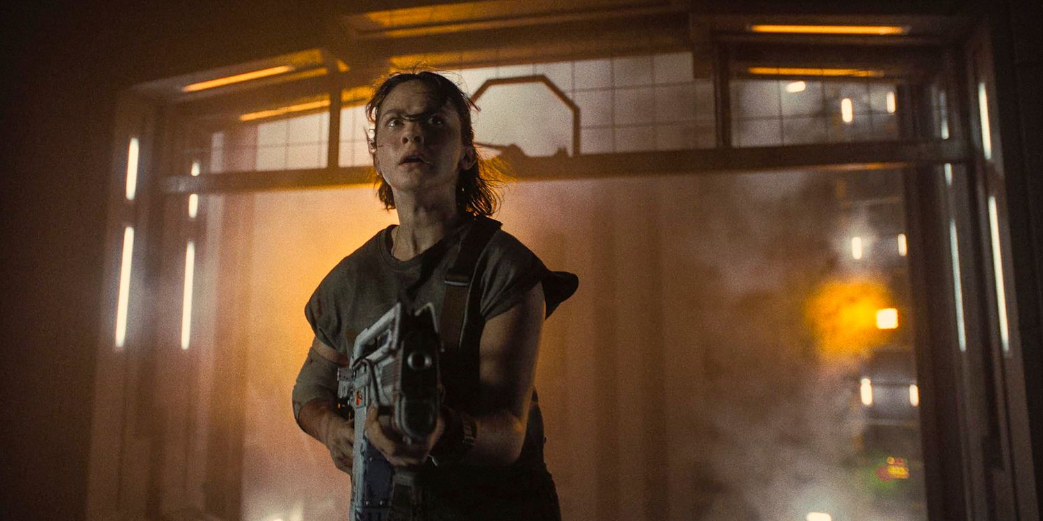 Rain Carradine (Cailee Spaeny) looking terrified, holding a weapon in Alien: Romulus