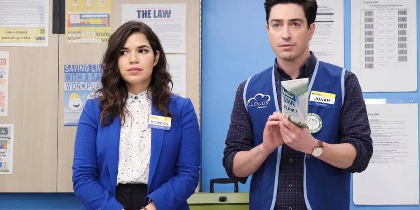 Amy e Jonah em uma reunião de funcionários em Superstore.