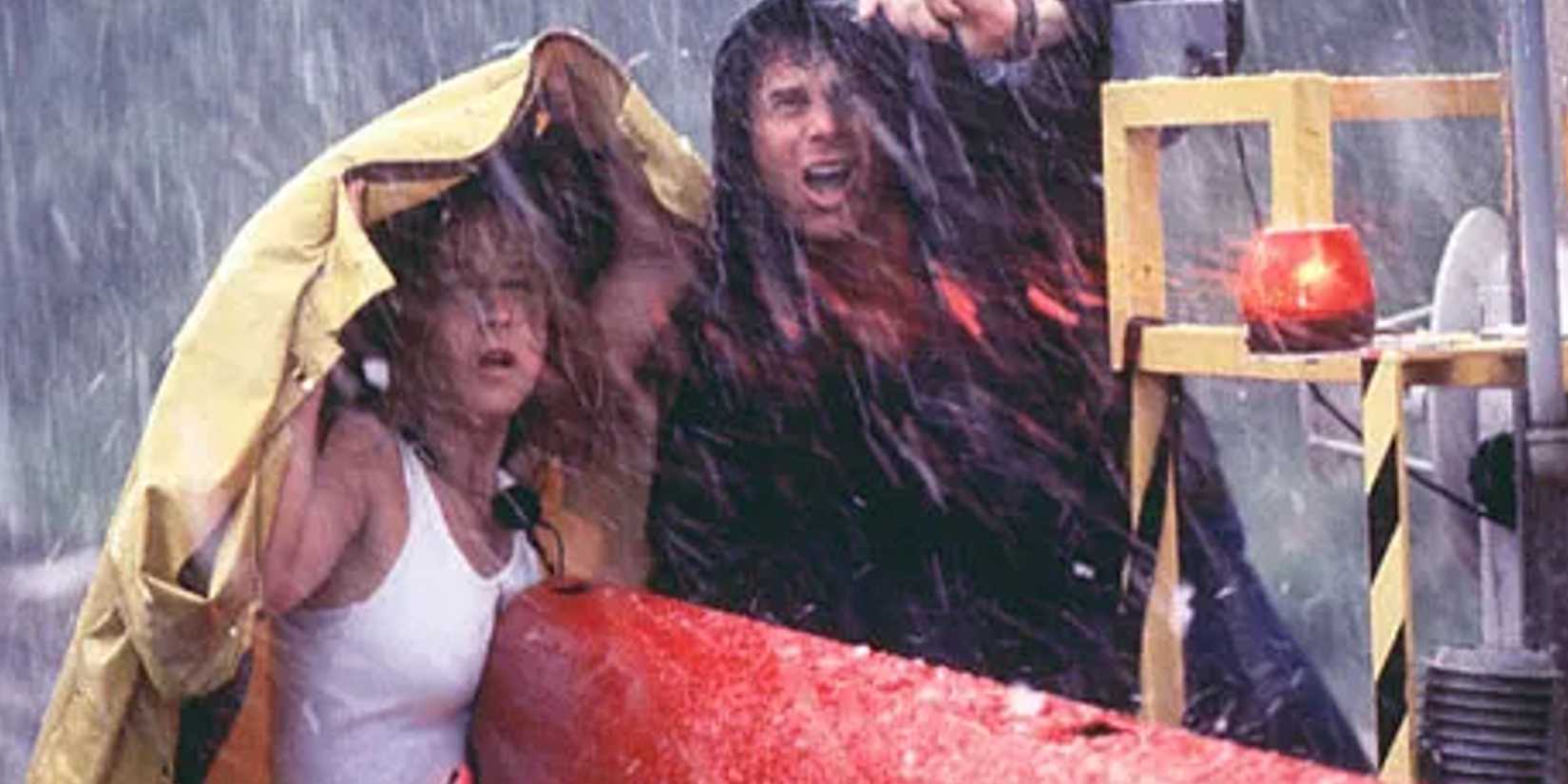 bill paxton and helen hunt in the rain in twister