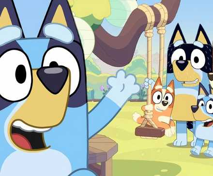 Композитное изображение, на котором Блюи прыгает в воздухе перед всей семьей, позирующей вместе во дворе из *Bluey*