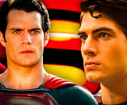 Генри Кавил в роли Супермена в фильме "Man of Steel" (2013) рядом с Брендоном Раутом в роли Супермена в фильме "Superman Returns" (2006) с огромным логотипом Супермена на заднем плане