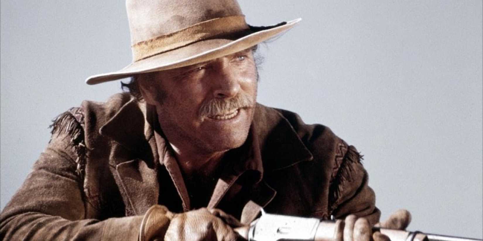 Burt Lancaster as McIntosh with a rifle in Ulzana's Raid