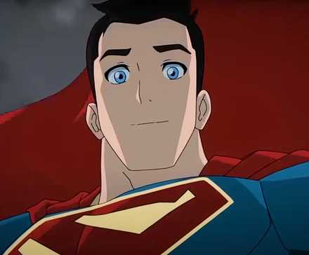 Кларк улыбается в своем новом костюме в 2 сезоне сериала "Мои приключения с Суперменом"