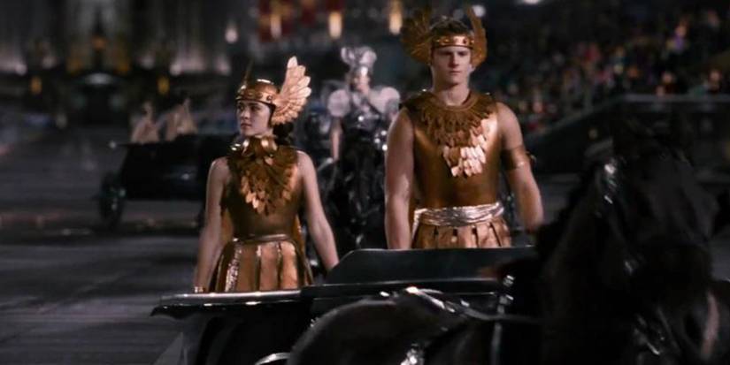 clove and cato riding in a carriage during the tribute parade of hunger games