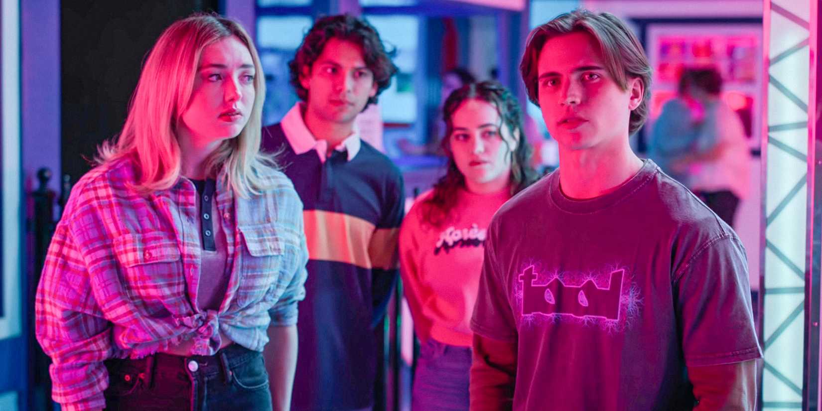 Tory Nichols, Robby Keene, Miguel e Sam LaRusso em um encontro duplo em Cobra Kai