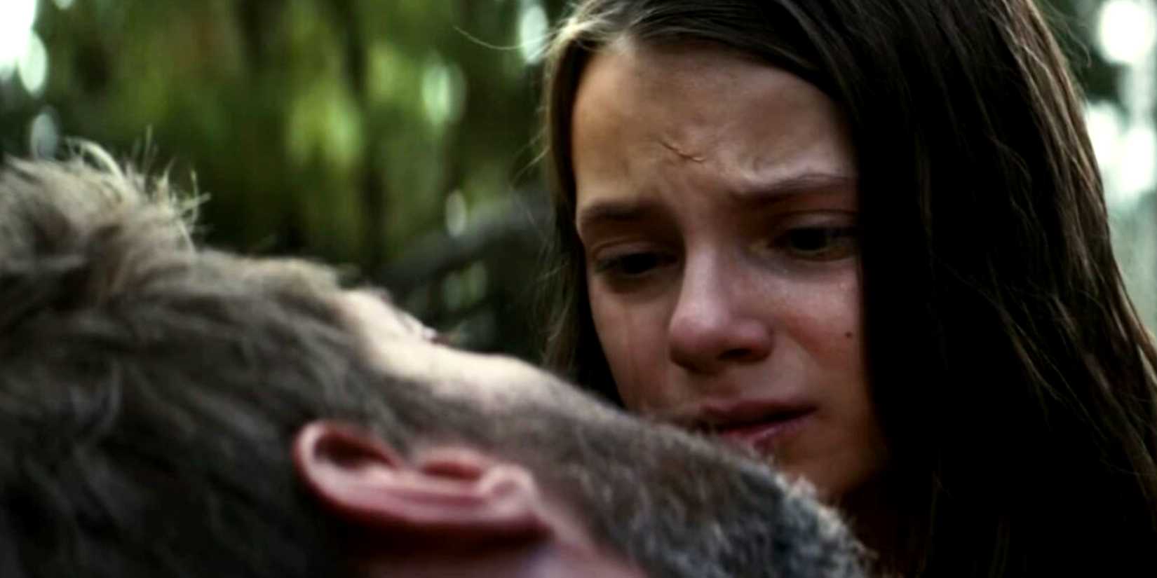 Laura Kinney (X-23) testemunha a morte de Wolverine em Logan.