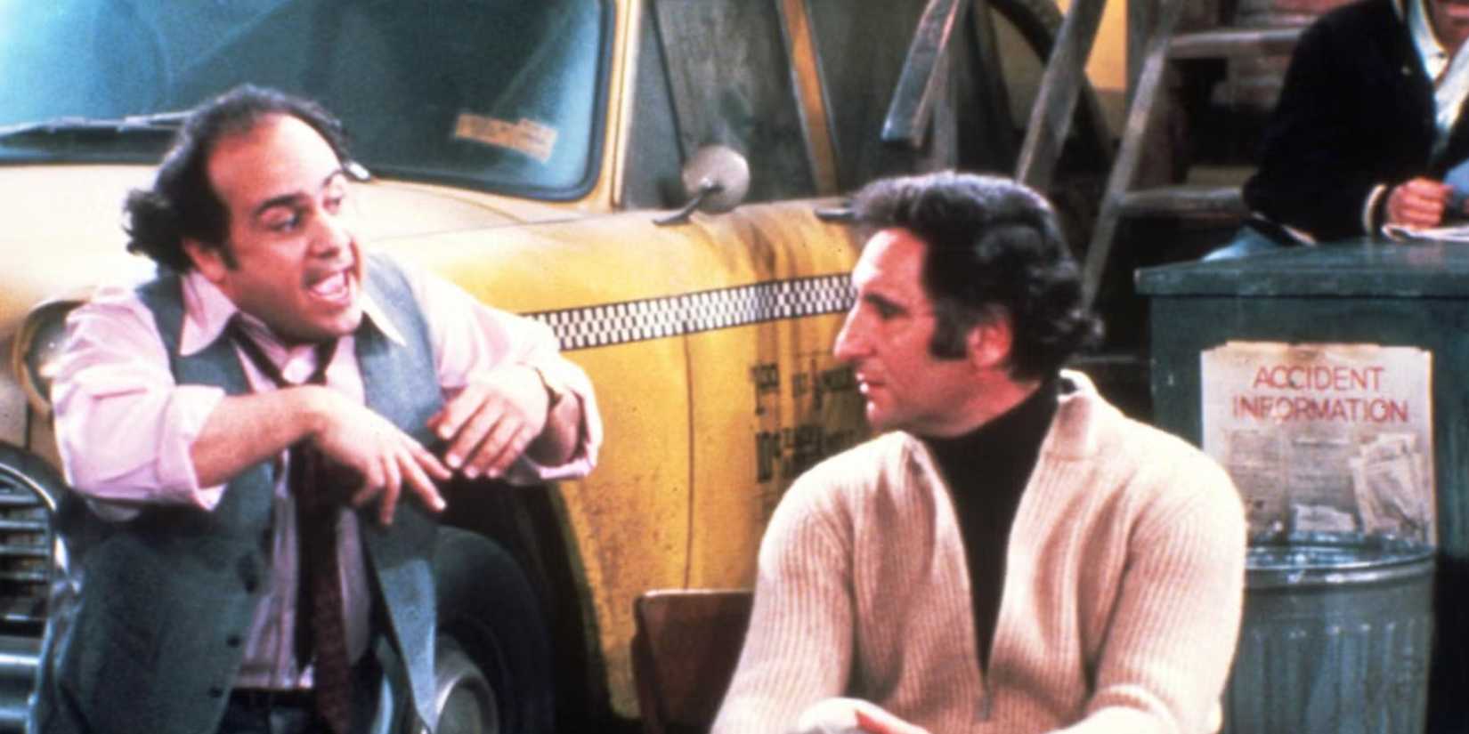 Danny DeVito como Louie e Judd Hirsch como Alex tendo uma conversa acalorada no centro de despacho em Taxi.