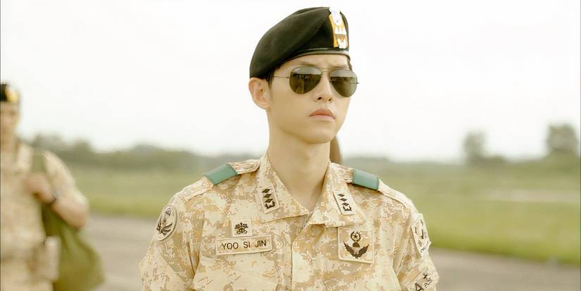 Descendants of the Sun's Yoo Si-jin wears sunglasses and a beige military uniform.