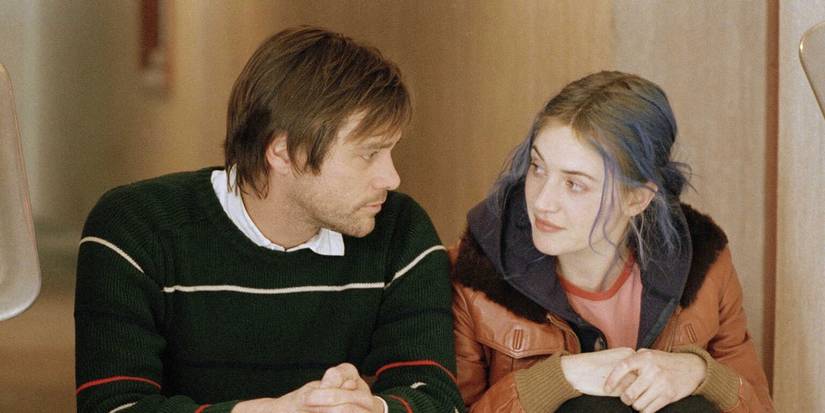 Clementine and Joel sit on the doorsteps and look at each other in Eternal Sunshine Of The Spotless Mind