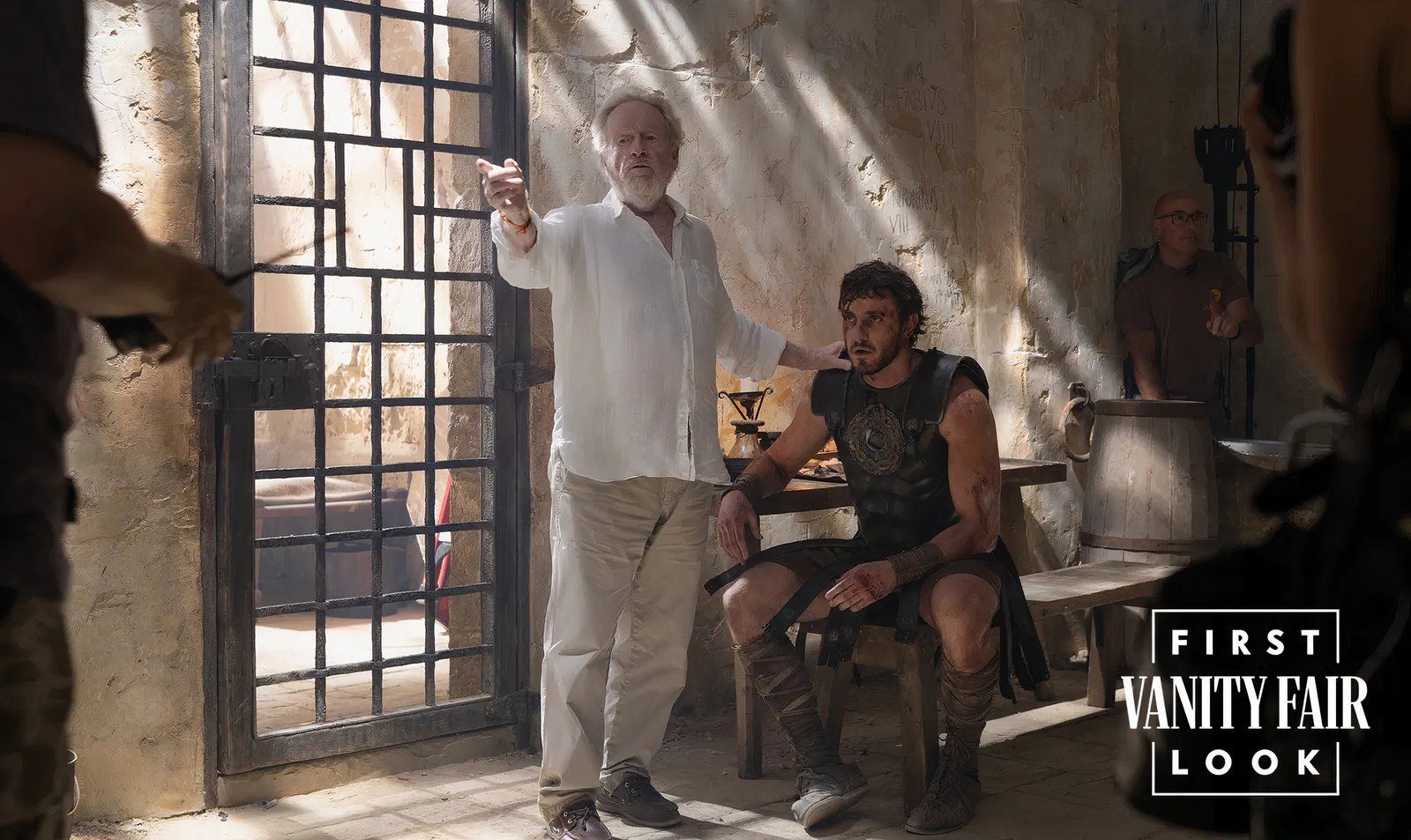 Ridley Scott in piedi con Paul Mescal sul set di Gladiatore 2