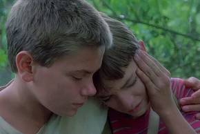 Gordie (Wil Wheaton) from Stand By Me cries in Chris's (River Phoenix) arms