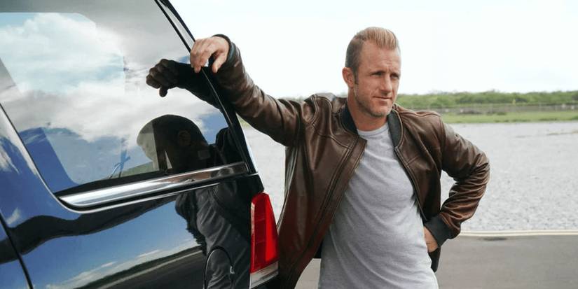 Danny Williams standing outside a car in Hawaii Five-0