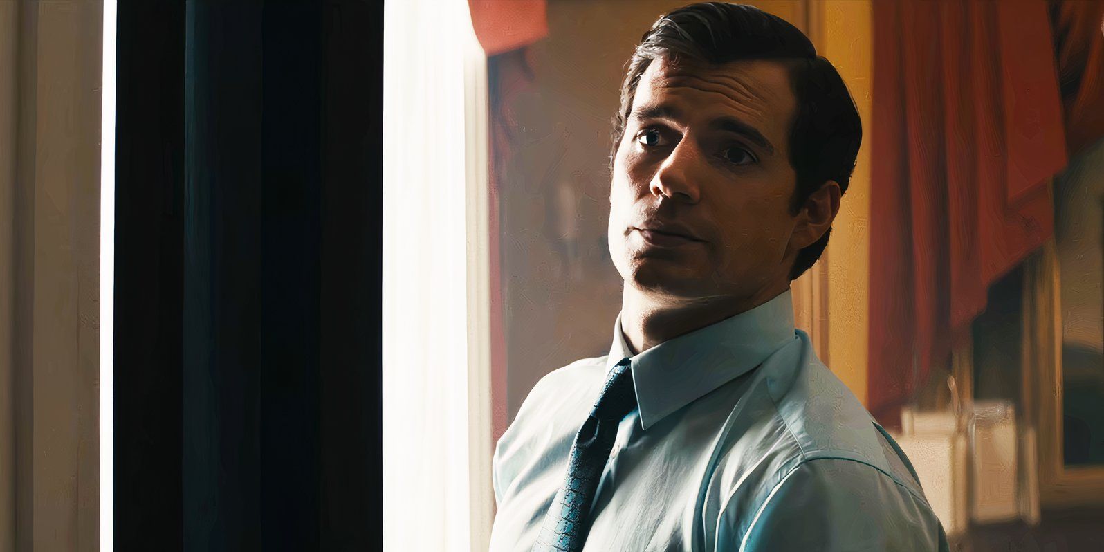 Henry Cavill as Solo looking over his shoulder in The Man From U.N.C.L.E