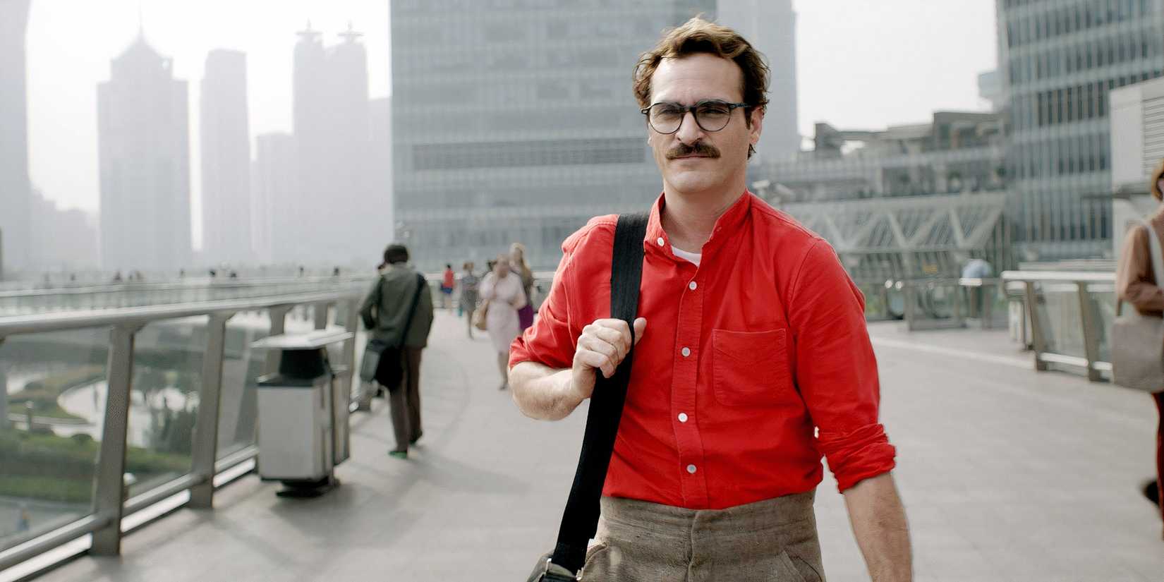 Joaquin Phoenix as Theodore Twombly walking with bag over his shoulder in Her