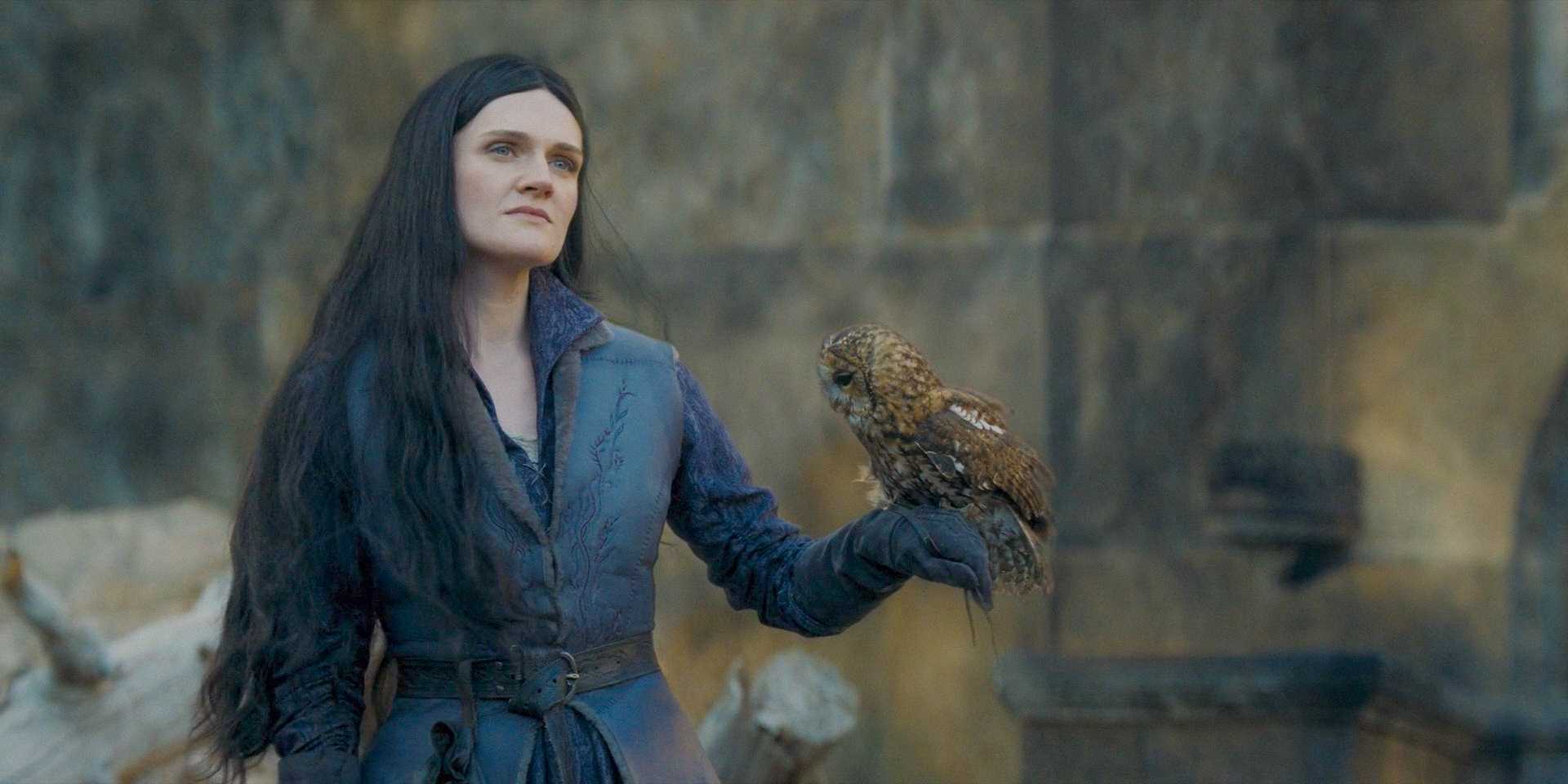 Alys Rivers (Gayle Rankin) with an owl on his arm in House of the Dragon Season 2 Episode 6