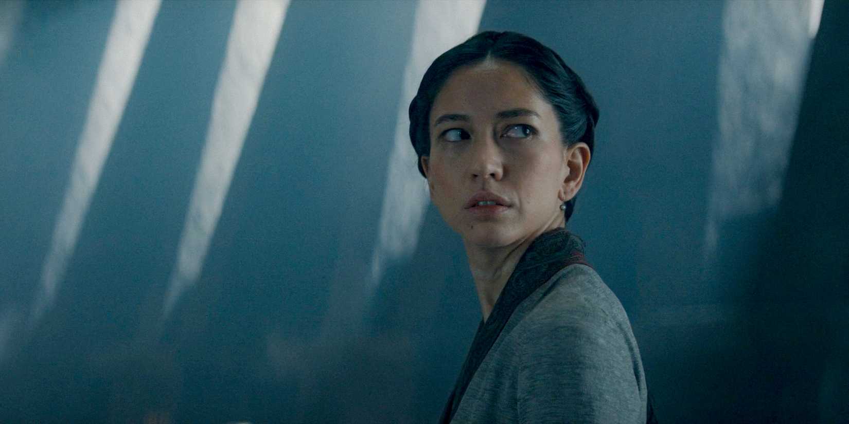 Mysaria (Sonoya Mizuno) olhando por cima do ombro em House of the Dragon Season 2 Episódio 7