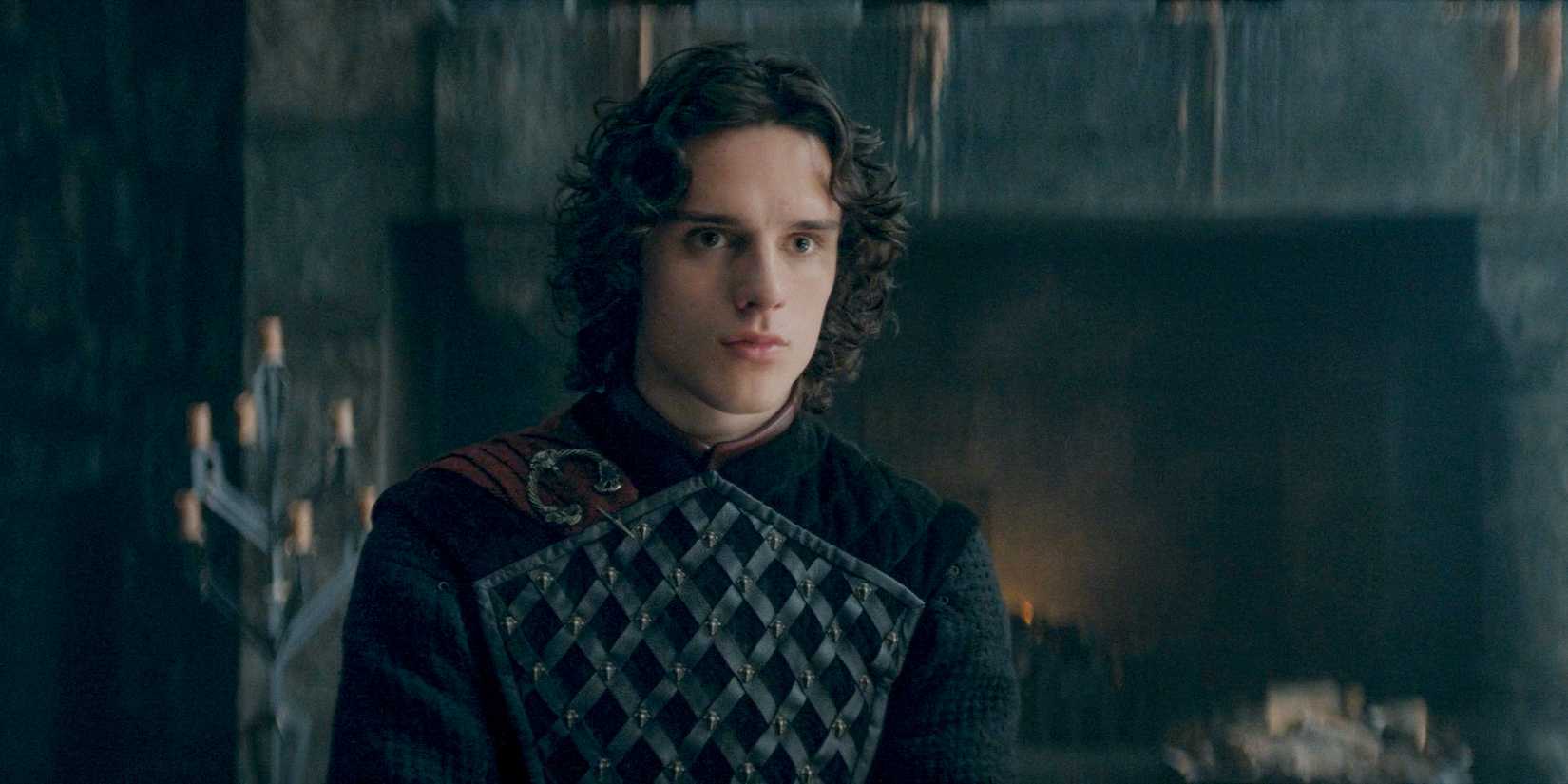 Jacaerys (Harry Collett) chateado com as decisões de sua mãe em relação aos cavaleiros de dragão de origem humilde.