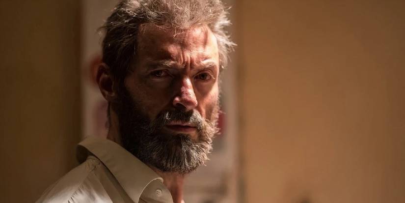 Hugh Jackman como Wolverine com aparência desleixada em Logan.
