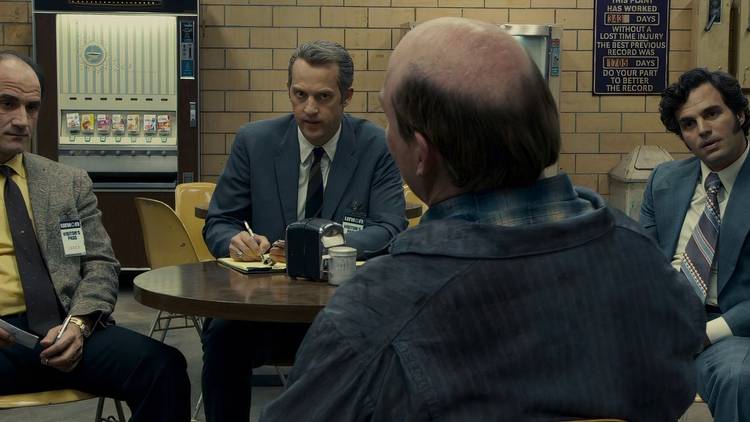 المفتش ديف توسكي ومارك روفالو وعملاء آخرون يستجوبون آرثر آلان لي في زودياك