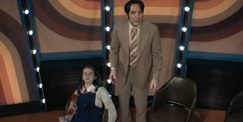 Jack Delroy (David Dastmalchian) em pé sobre uma Lilly morta (Ingrid Torelli) em Late Night with the Devil