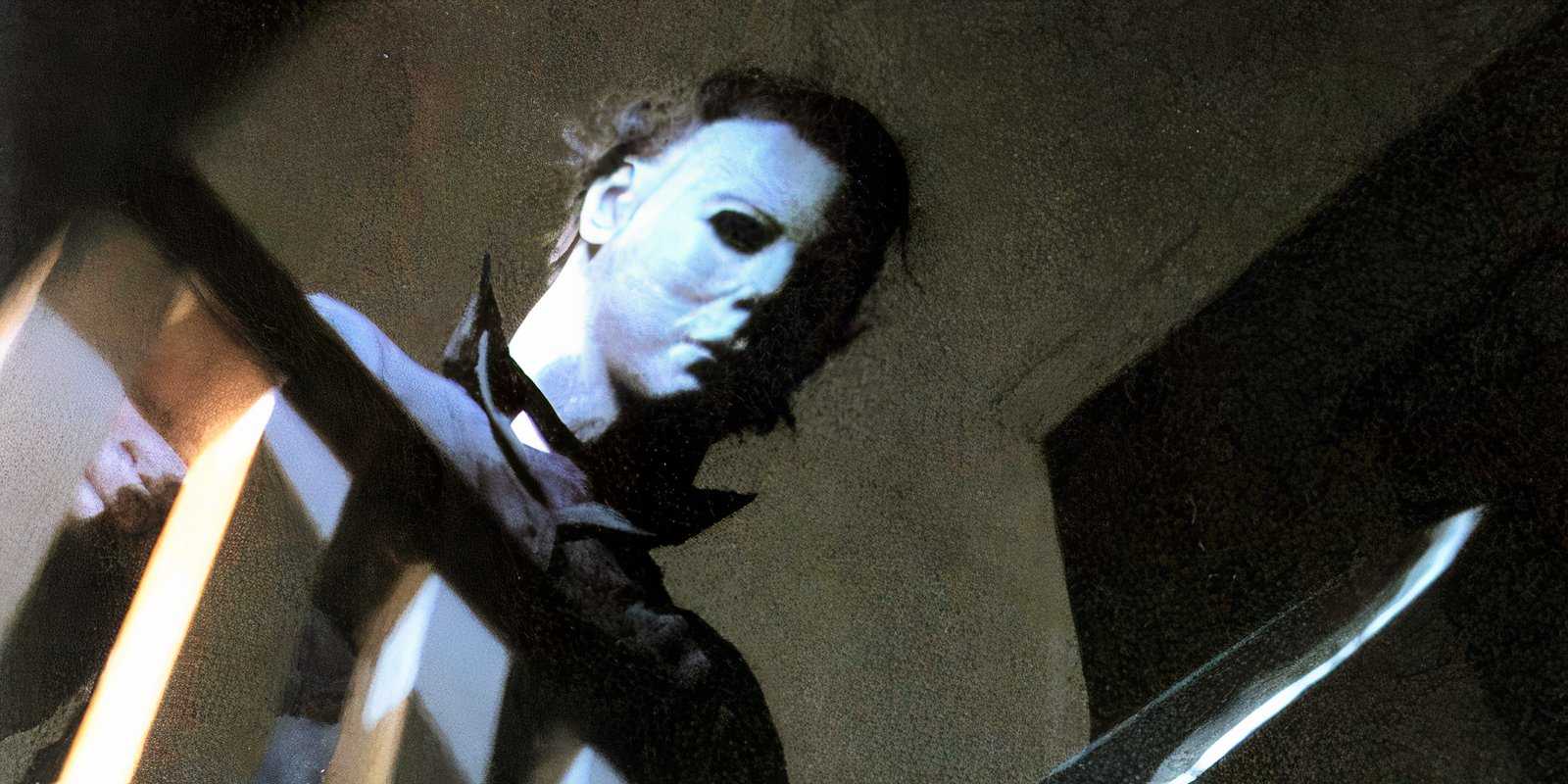 Michael Myers mirando por encima de una barandilla en Halloween de 1978