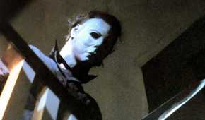 Michael Myers mirando por encima de una barandilla en Halloween de 1978