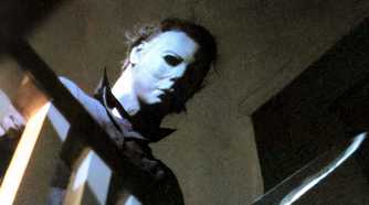 Michael Myers mirando por encima de una barandilla en Halloween de 1978