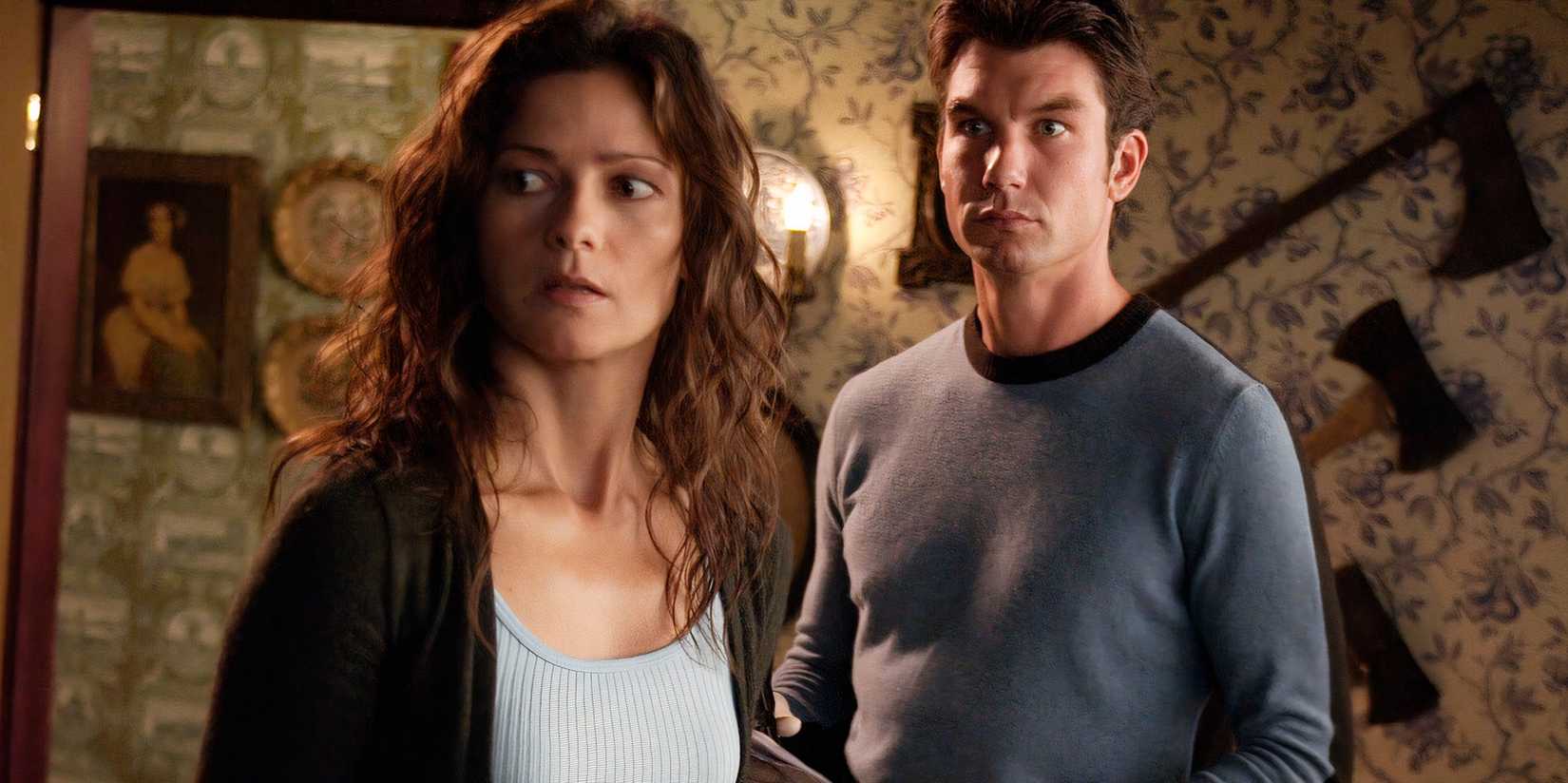 Jordan e Woody com ar apreensivo em uma cena de crime em Crossing Jordan.