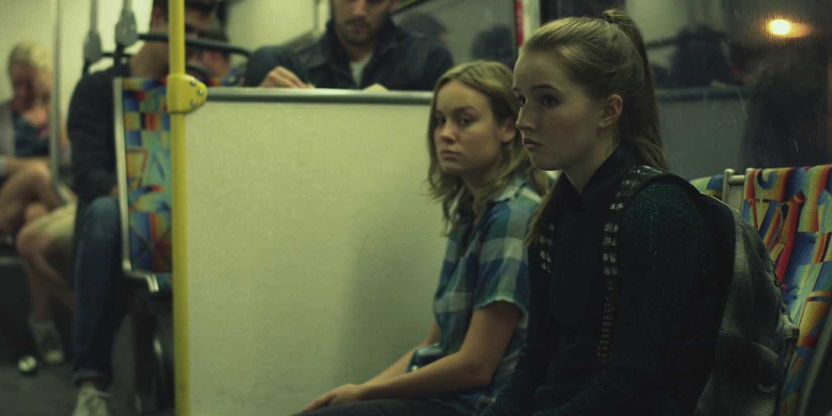 Kaitlyn Dever e Brie Larson em um ônibus em Short Term 12.