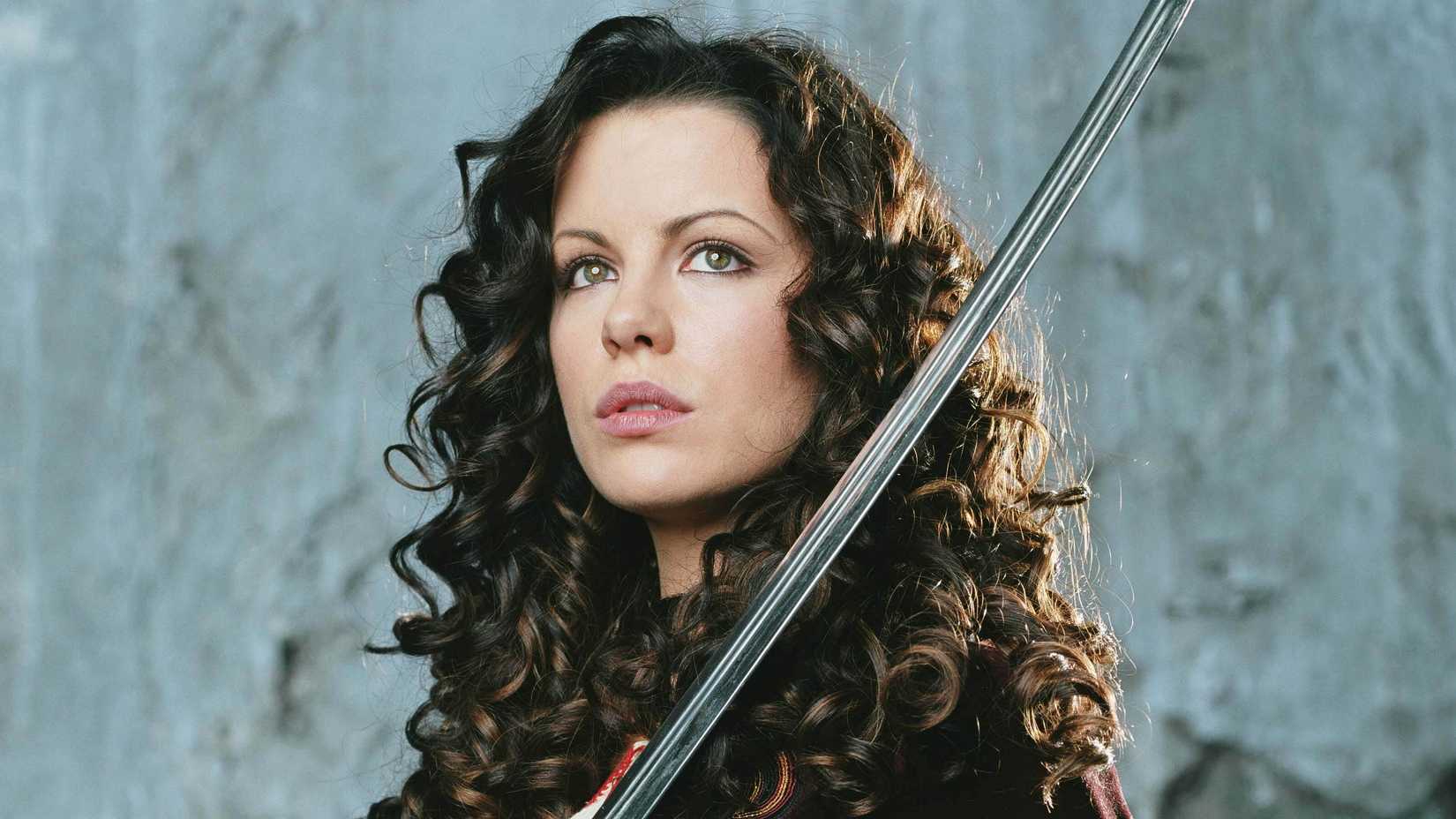 Anna Valerious, played by actor Kate Beckinsale, brandishing a sword