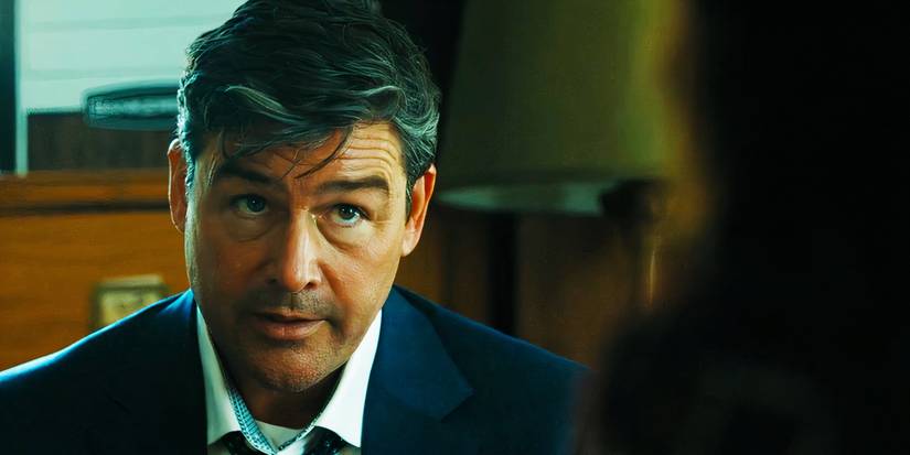 Kyle Chandler as Mitch in Mayor of Kingstown's series premiere raising his eyebrows