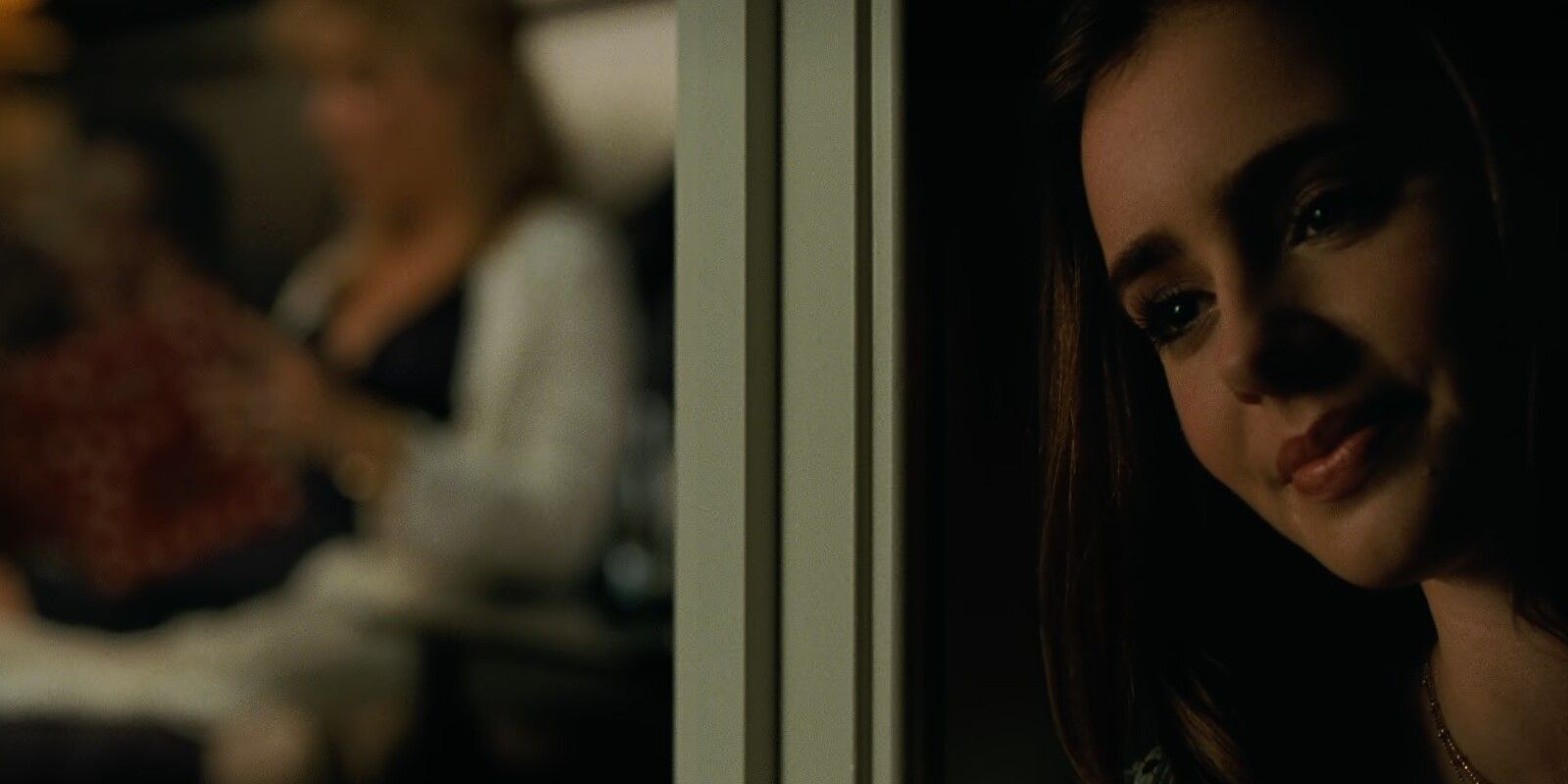 Lily Collins como Collins Toohey sonriendo afuera del dormitorio de SJ en The Blind Side.jpg