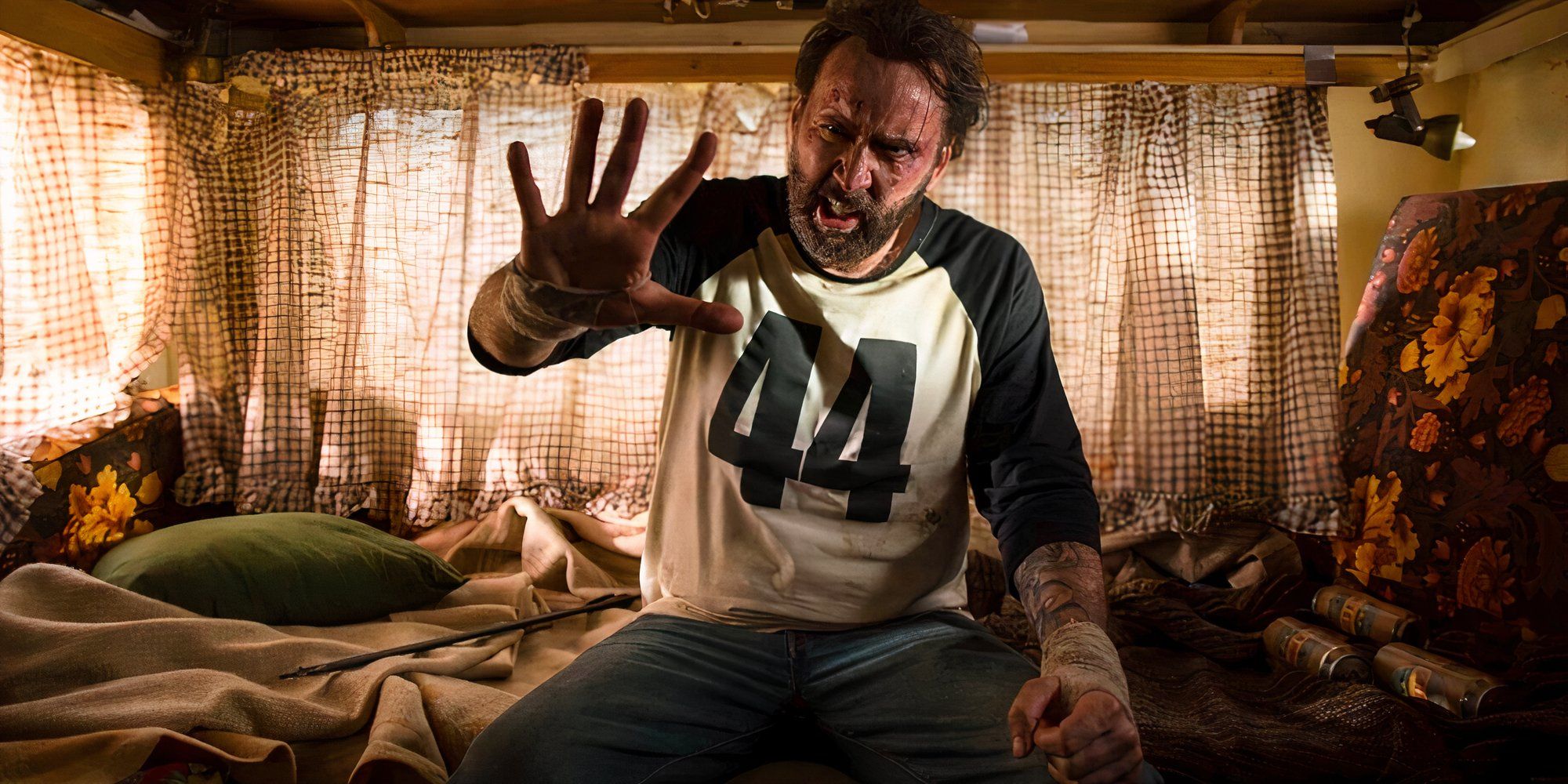 Nicolas Cage estendendo a mão em Mandy