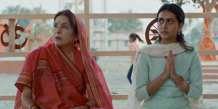 Manju и Rinki сидят и смотрят что-то в "*Panchayat*"