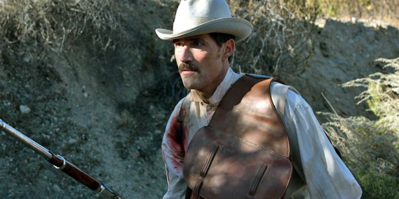 Matthew Fox como John Brooder segurando um rifle em Bone Tomahawk
